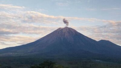 Erupsi Gunung Ibu, Lava Pijar Setinggi 300 Meter dan Kolom Abu Mencapai 700 Meter
