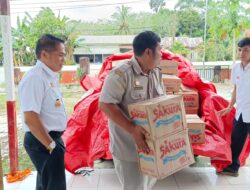 Dinsos P3AKB Sanggau Serahkan Bantuan Banjir di Desa Binjai