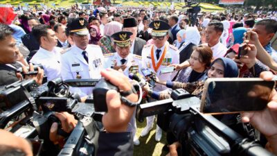 Mendagri Muhammad Tito Karnavian memberikan keterangan kepada awak media setelah prosesi pelantikan IPDN Angkatan XXXII Tahun 2025 di Lapangan Parade, Kampus IPDN Jatinangor. Foto: Kemendagri