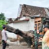 Lima Rumah Rusak Berat, Angin Puting Beliung Terjang Desa Banyuputih Situbondo