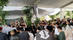 Ratusan Warga dan Pejabat Hadiri Pemakaman Alex Noerdin di TPU Kebun Bunga Palembang