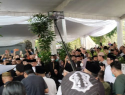 Ratusan Warga dan Pejabat Hadiri Pemakaman Alex Noerdin di TPU Kebun Bunga Palembang
